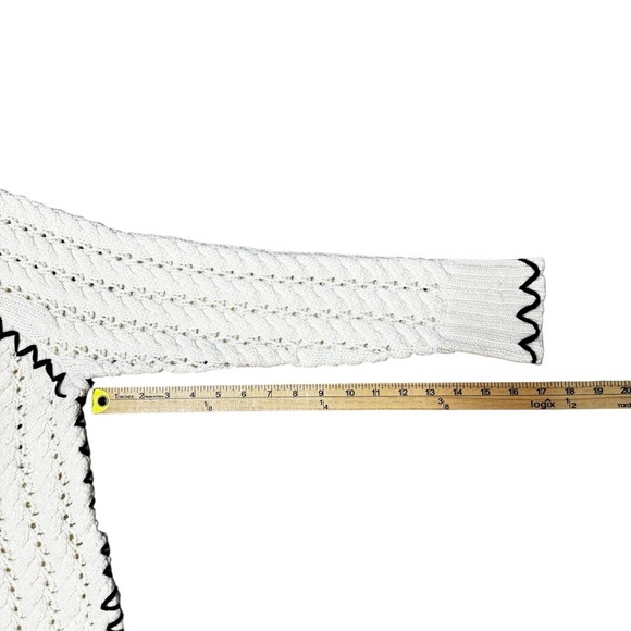 Elegant V-Neck Sweater with Black Accents - Picture 10 of 10